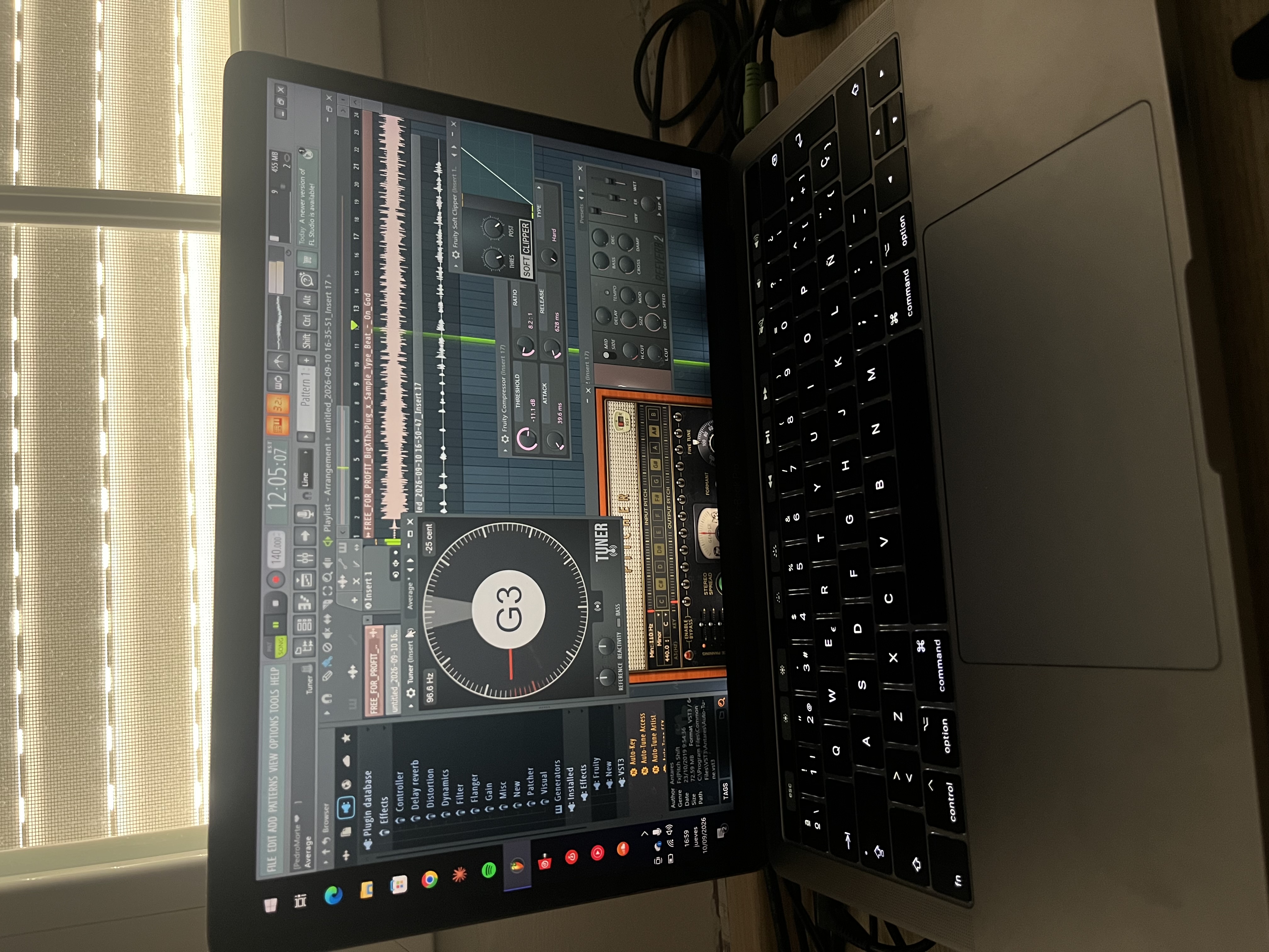 Proyecto de música abierto en FL Studio en un ordenador portátil